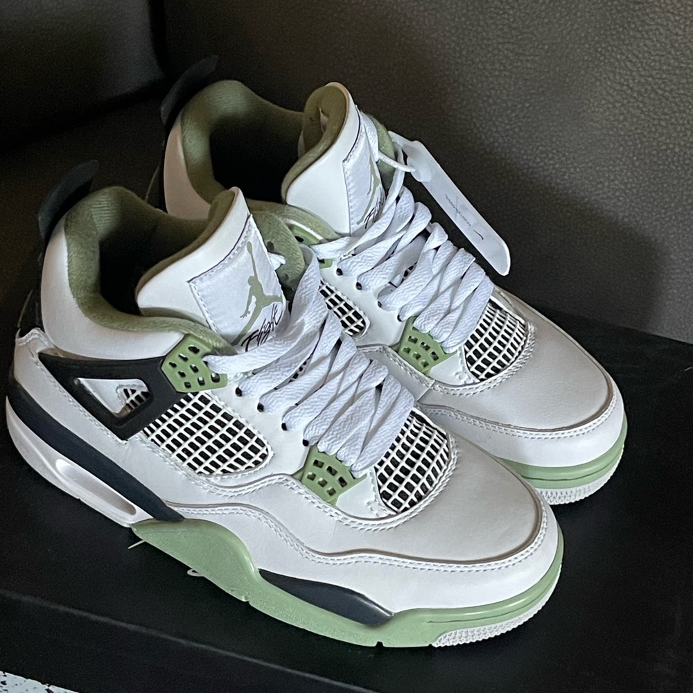 Jordan 4 Retro Athletic Shoes in Seafoam